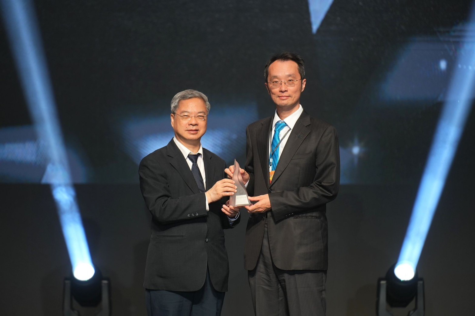 �����_(d��)��177����͸����Micro LED�@ʾ�����@���_(t��i)����Ʒ�y�|(zh��)��(ji��ng)�������_(d��)����@ʾ�a(ch��n)Ʒ�аl(f��)����������(j��ng)����������ң������I(l��ng)��(ji��ng)